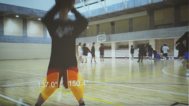 ダートフィッシュのバスケットボール活用例。踏み込んだ時の膝の角度を表示。