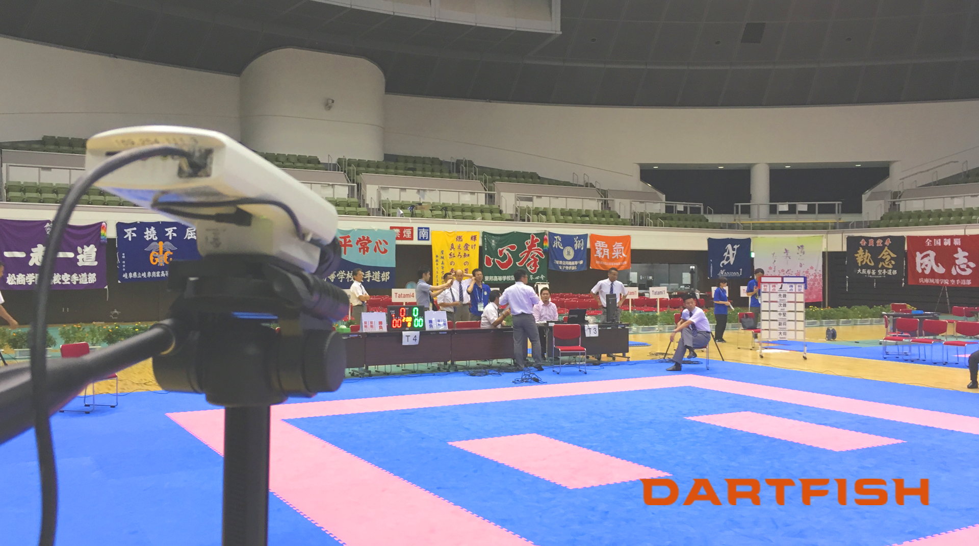 副審の後方に設置されたカメラの様子。距離感のある環境でもご利用いただけます。