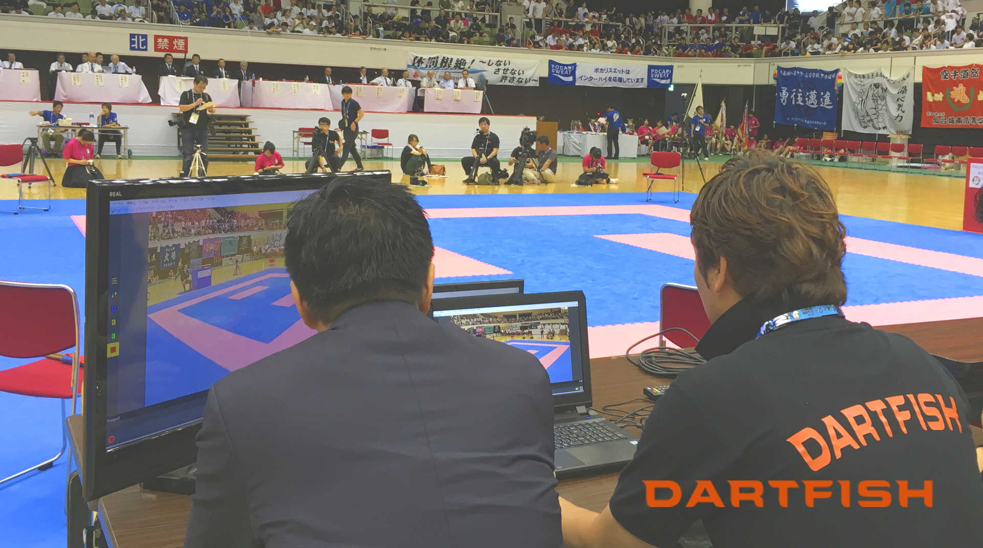 映像が表示されるオペレーター席の様子。より判定員が見やすいようにモニターを別途設置しています。