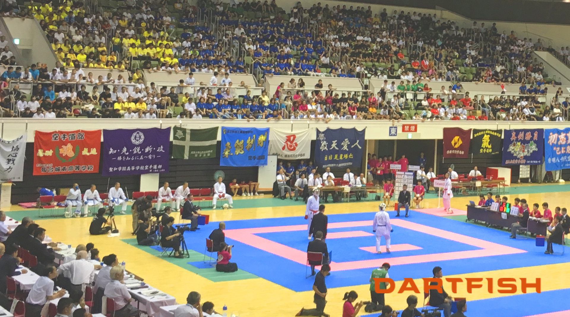 空手道のインターハイということもあり、客席はほぼ満席。熱気に満ちあふれていました