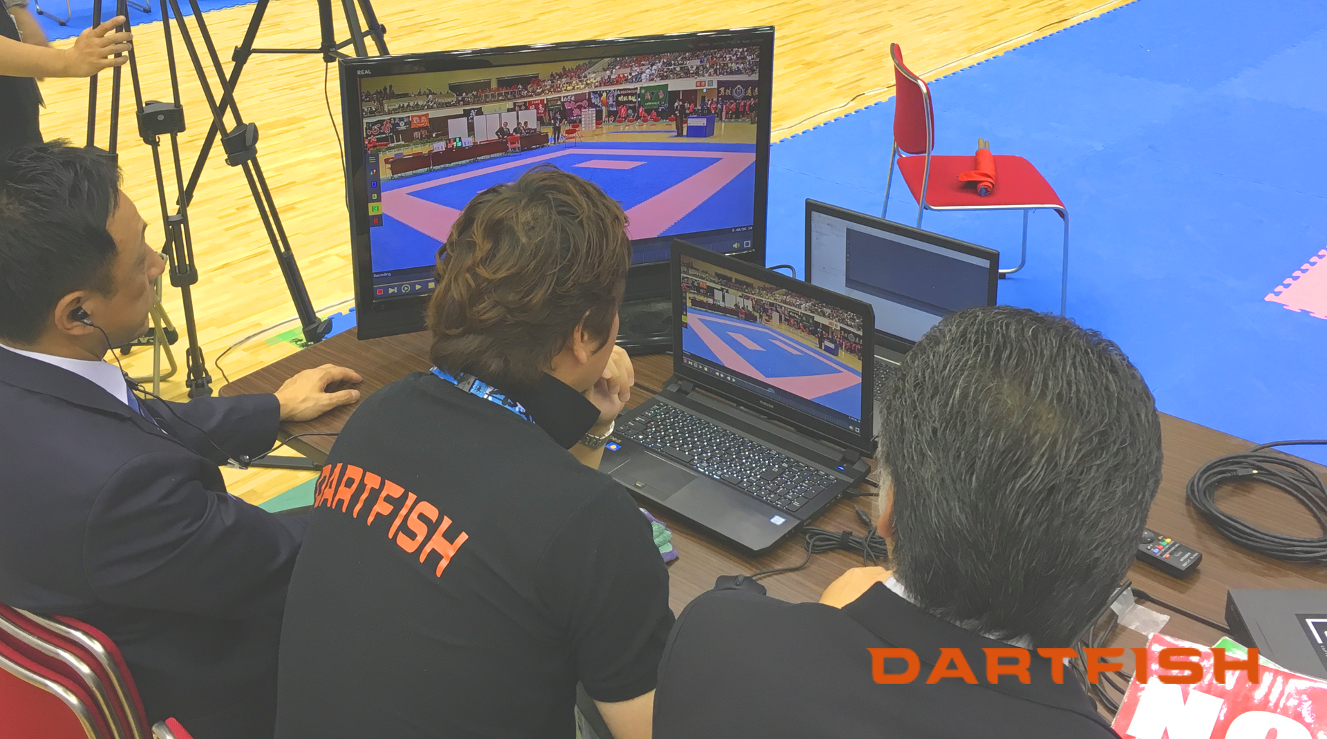 当社テクニカルスタッフが操作するVRシステム画面を見て、判定員が即時に判定を行う。